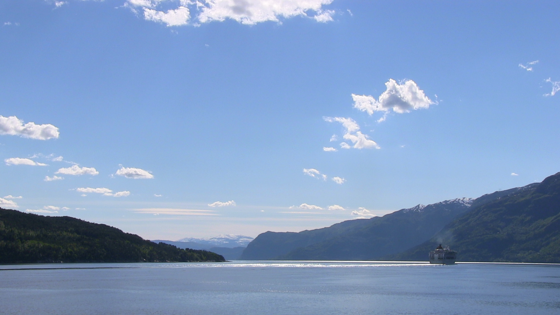 Hardangerfjorden sett frå ferja Kvanndal-Utne - © Anne Gullbjørg Digranes