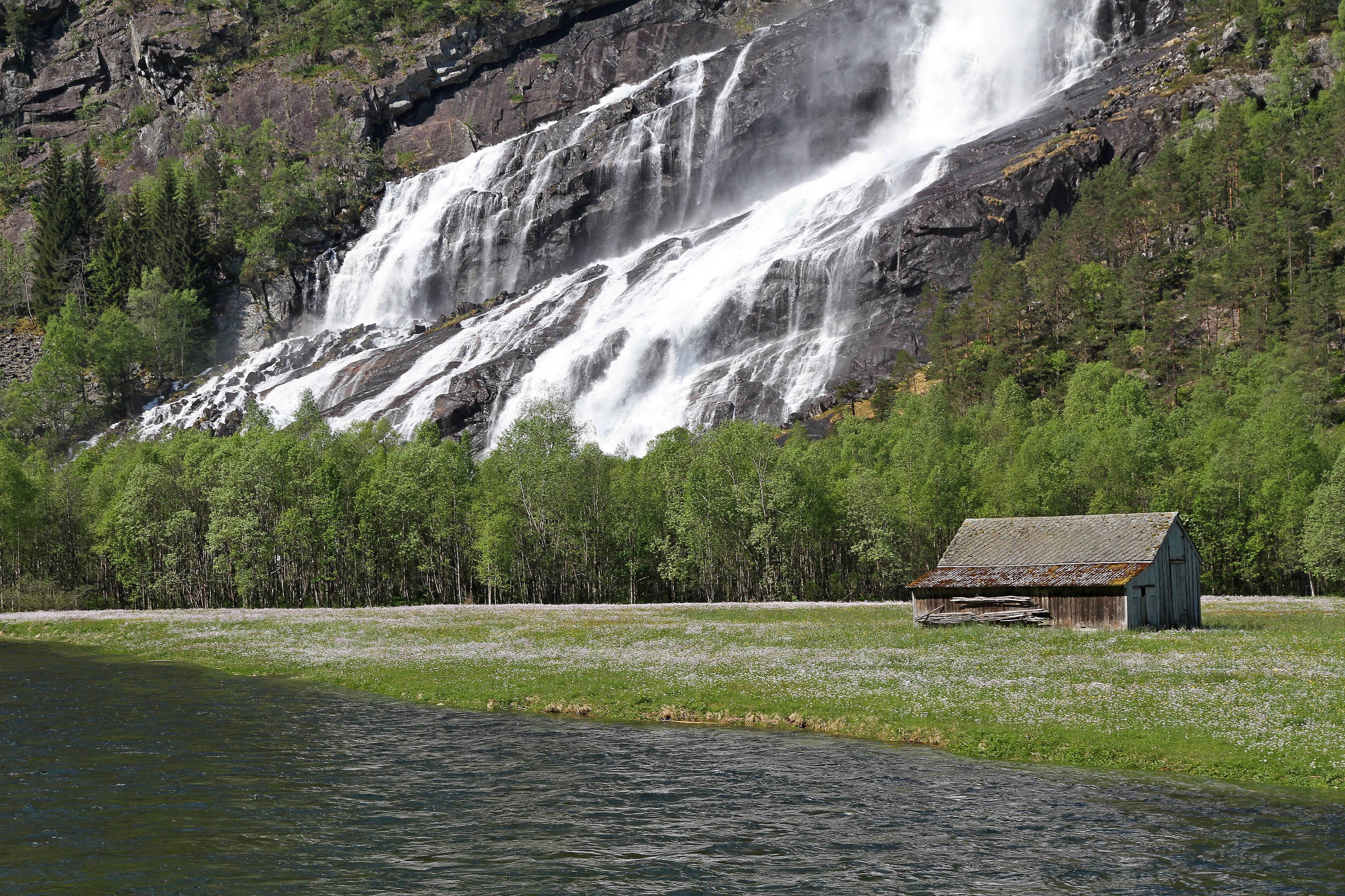 Vidfoss Waterfall -© Geir Glomstad