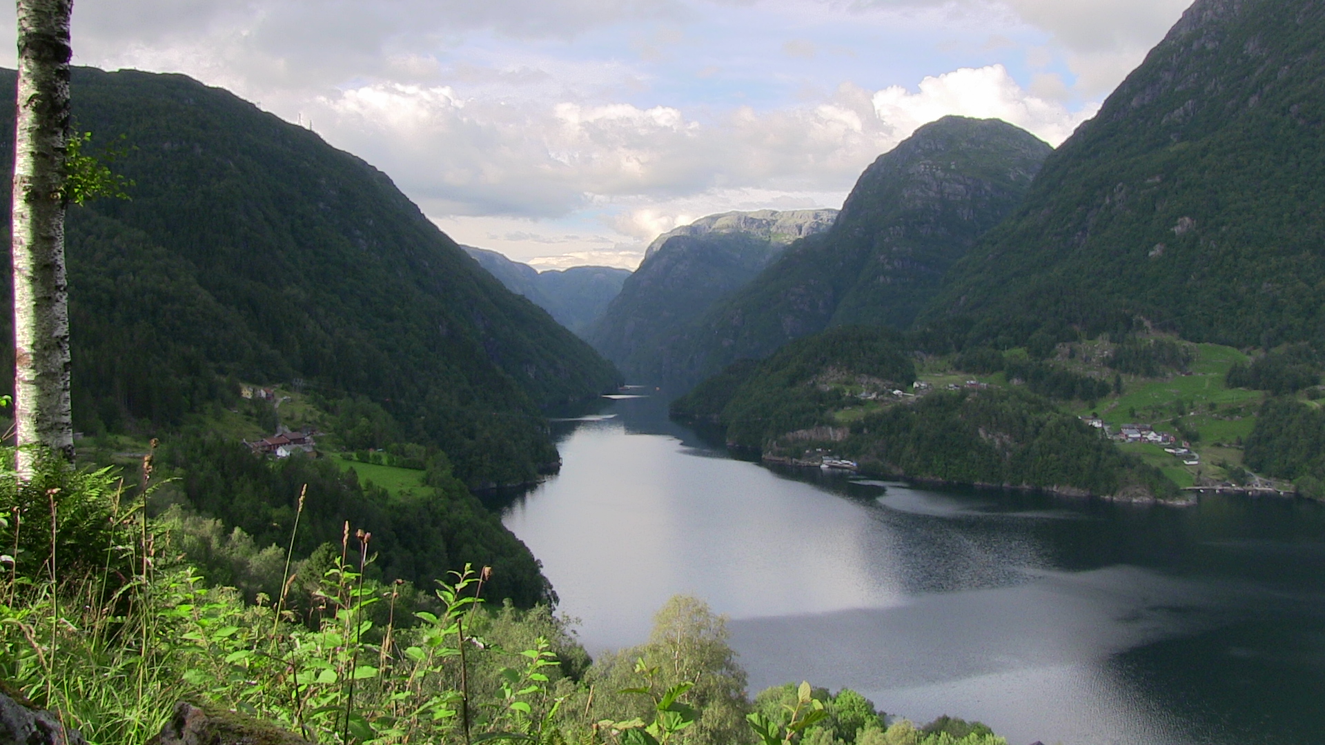 Fyksesund as seen from Froastadvegen.- © Anne Gullbjørg Digranes