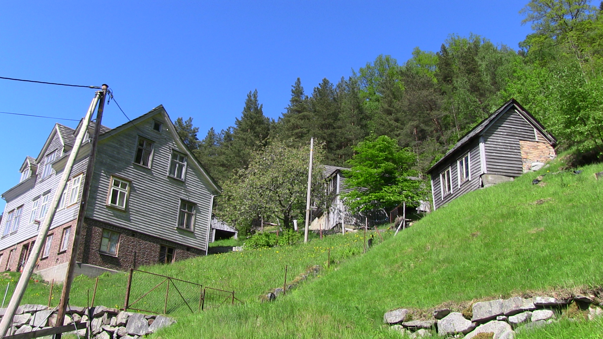 Farmhouse and cookhouse as seen from the farm road.  - © Anne Gullbjørg Digranes