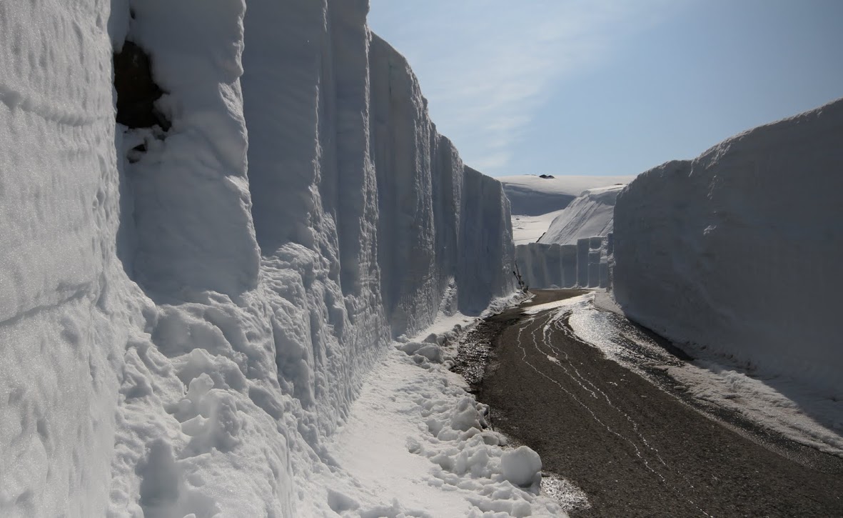 Snow banks on the road to Folgefonna. © Jan Petter Svendal