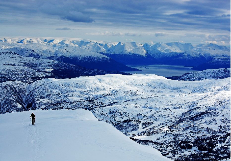 Utsikt mot Hardangerfjorden og Folgefonna. © Visit Norway