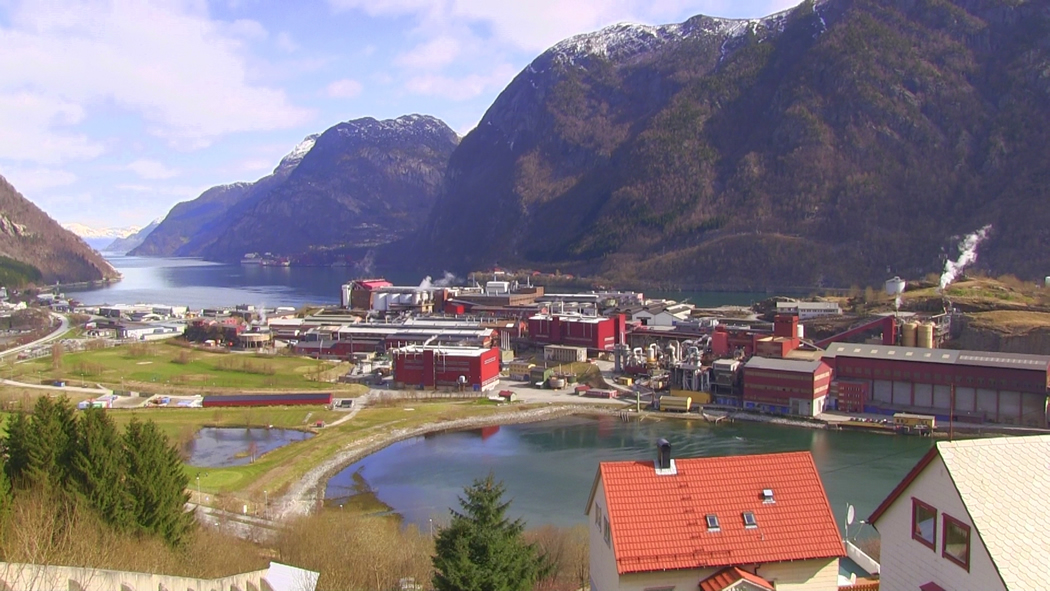 Industriområde på Eitrheimsneset sett frå skredvernet øvst på Tokheim- © Anne Gullbjørg Digranes
