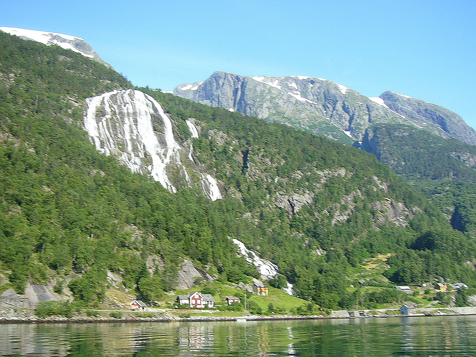 Edna med Ednafossen. - © Jon J. Digranes sr.