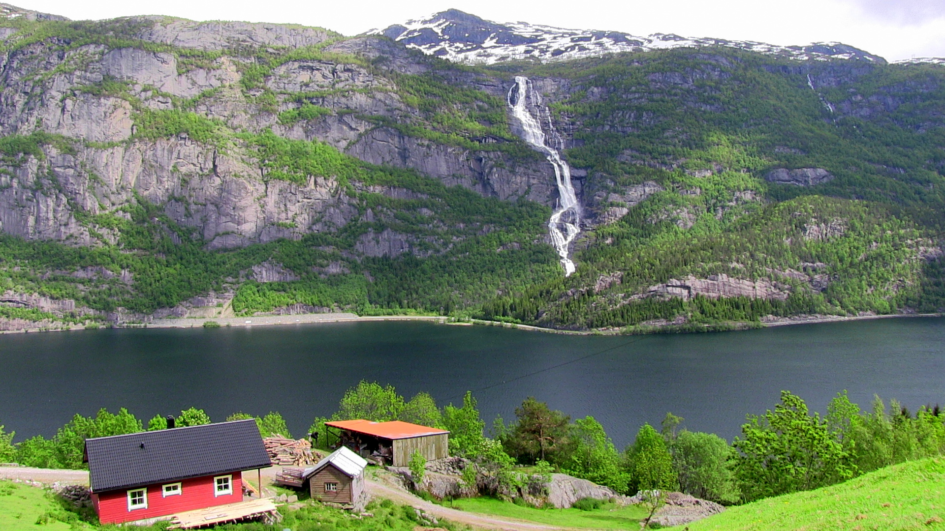 Utsyn mot Tjødnadalsfossen. © Anne Gullbjørg Digranes