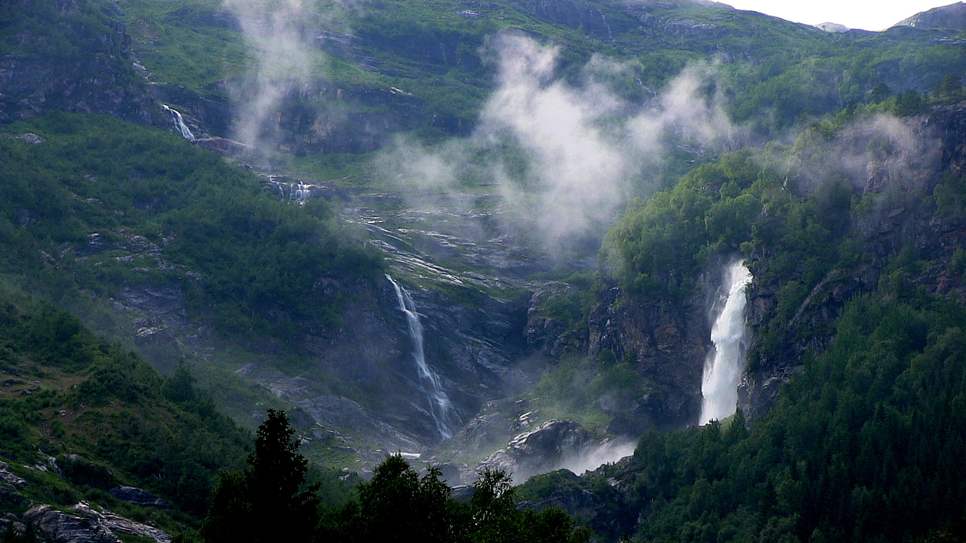 Dettefoss sett frå vegen til Åse. © Anne Gullbjørg Digranes