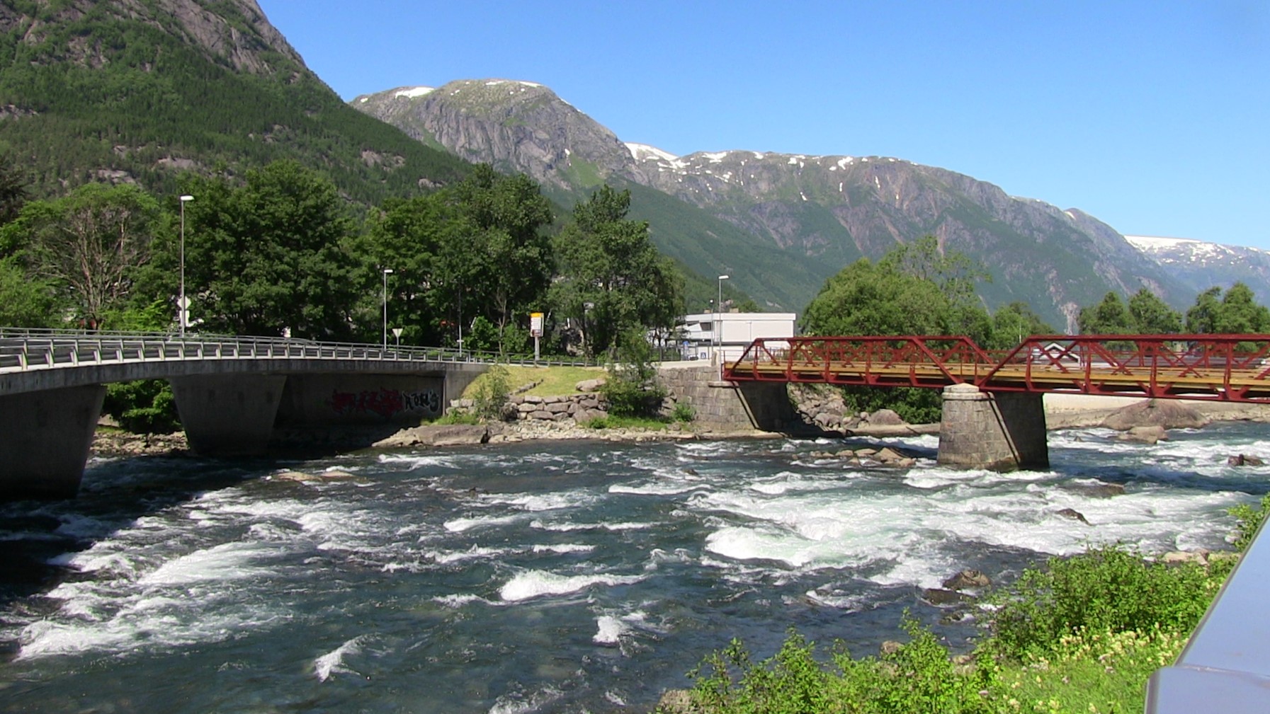 Bilbru og gangbru over Opo ved Vasstun. © Anne Gullbjørg Digranes