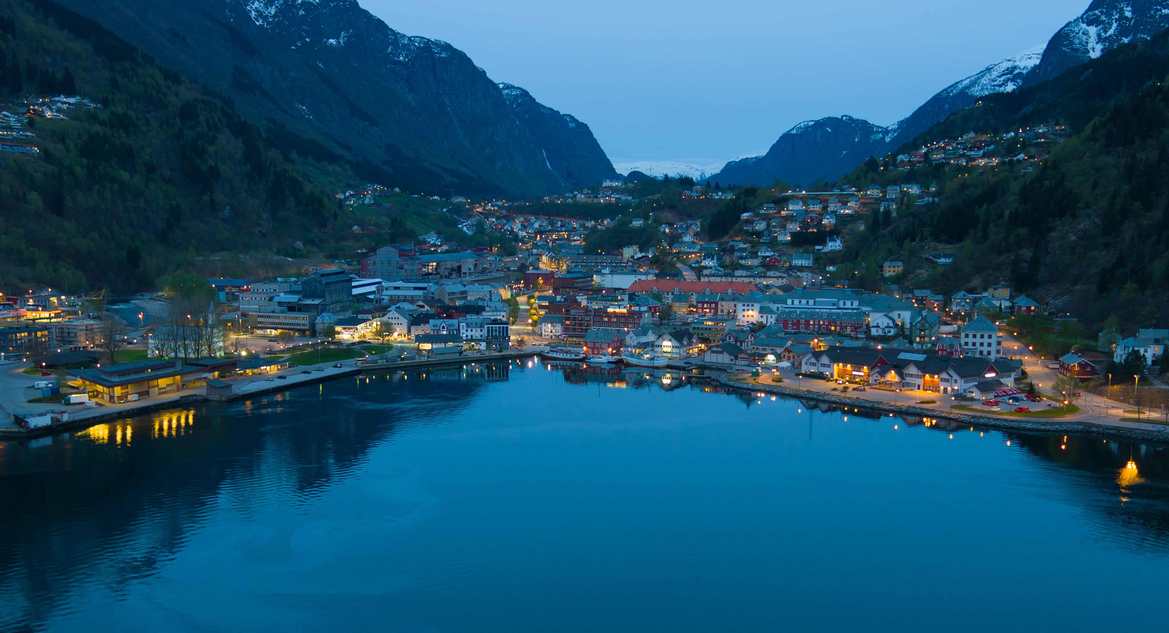 Odda i skumringen. © Yngve Vestrheim
