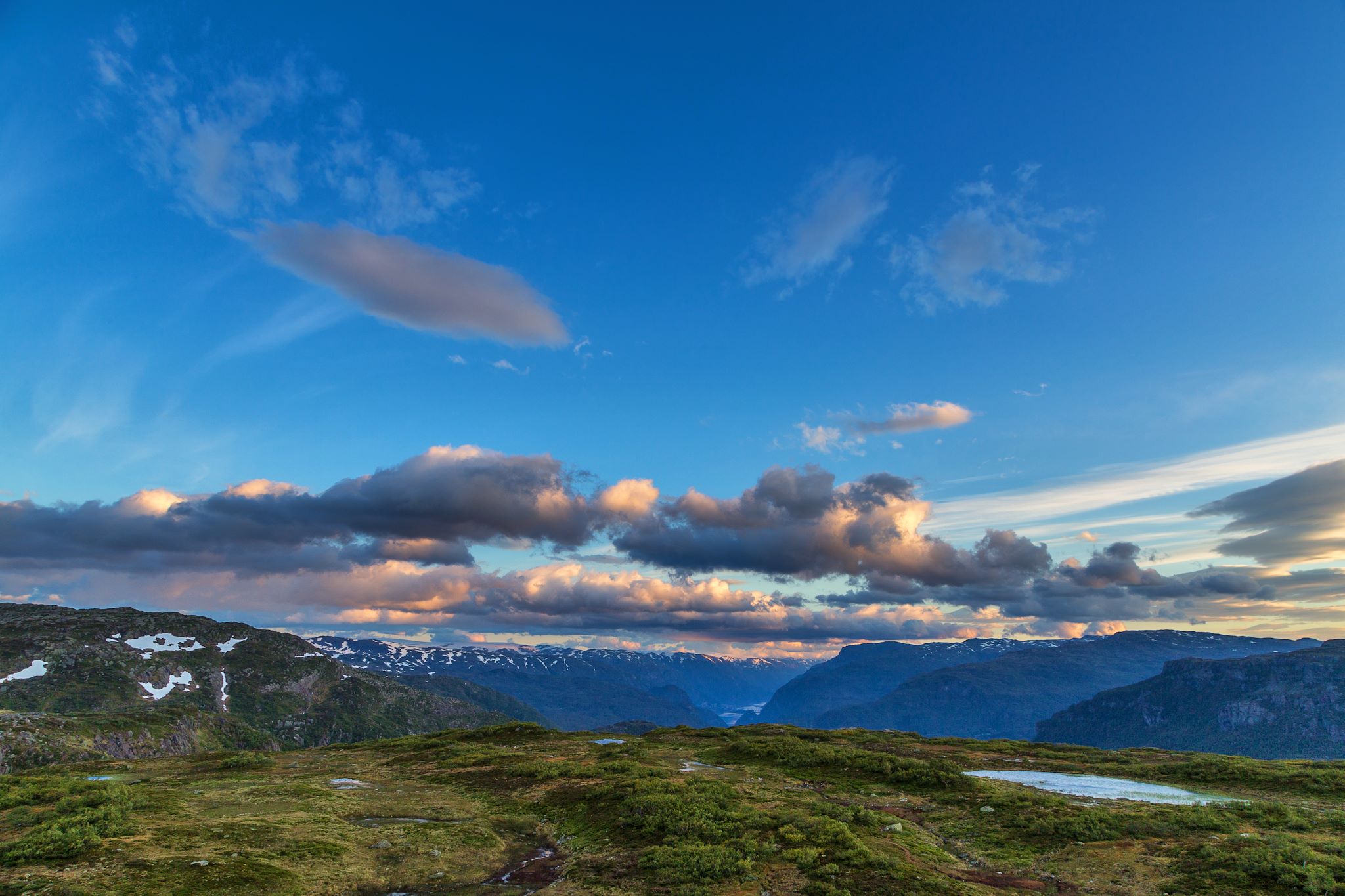 Utsikt frå Oddavarden mot Sandvinsvatnet.   © Terje Lægreid