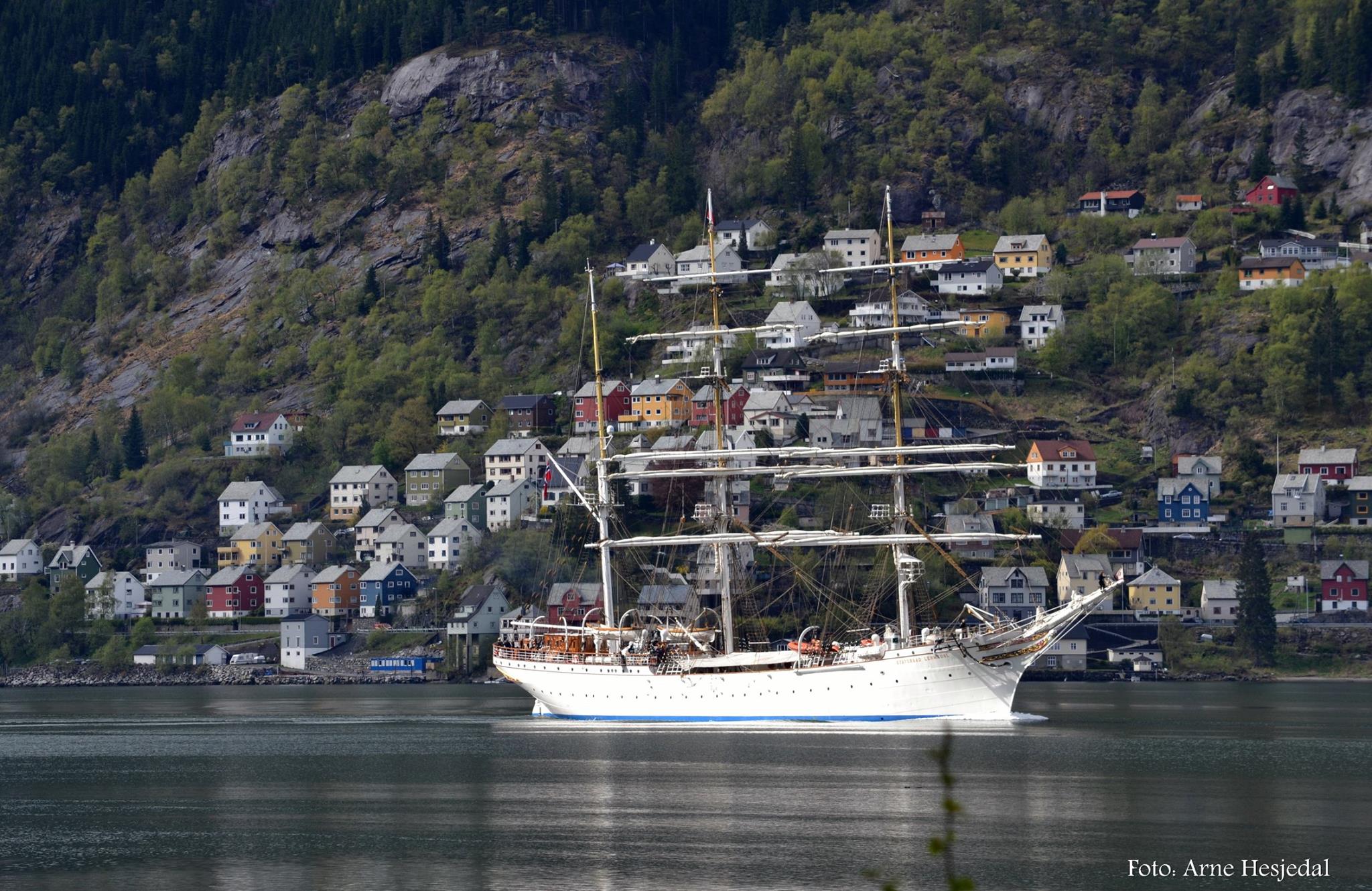 Statsraad Lehmkuhl utanfor Kalvanes. © Arne Hesjedal