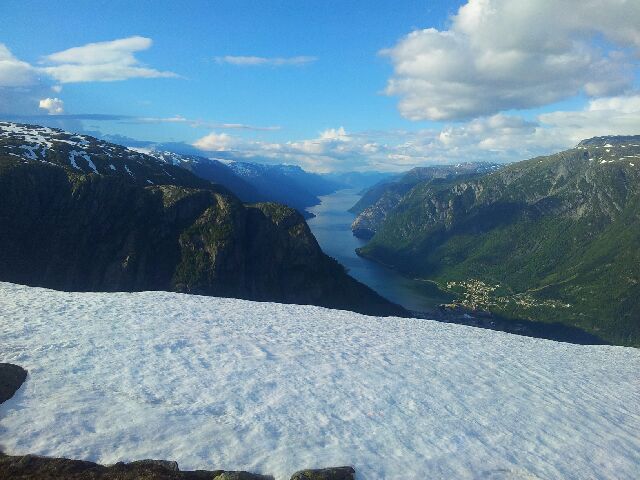 Utsikt mot Odda og Sørfjorden. © Finn Arve Berget