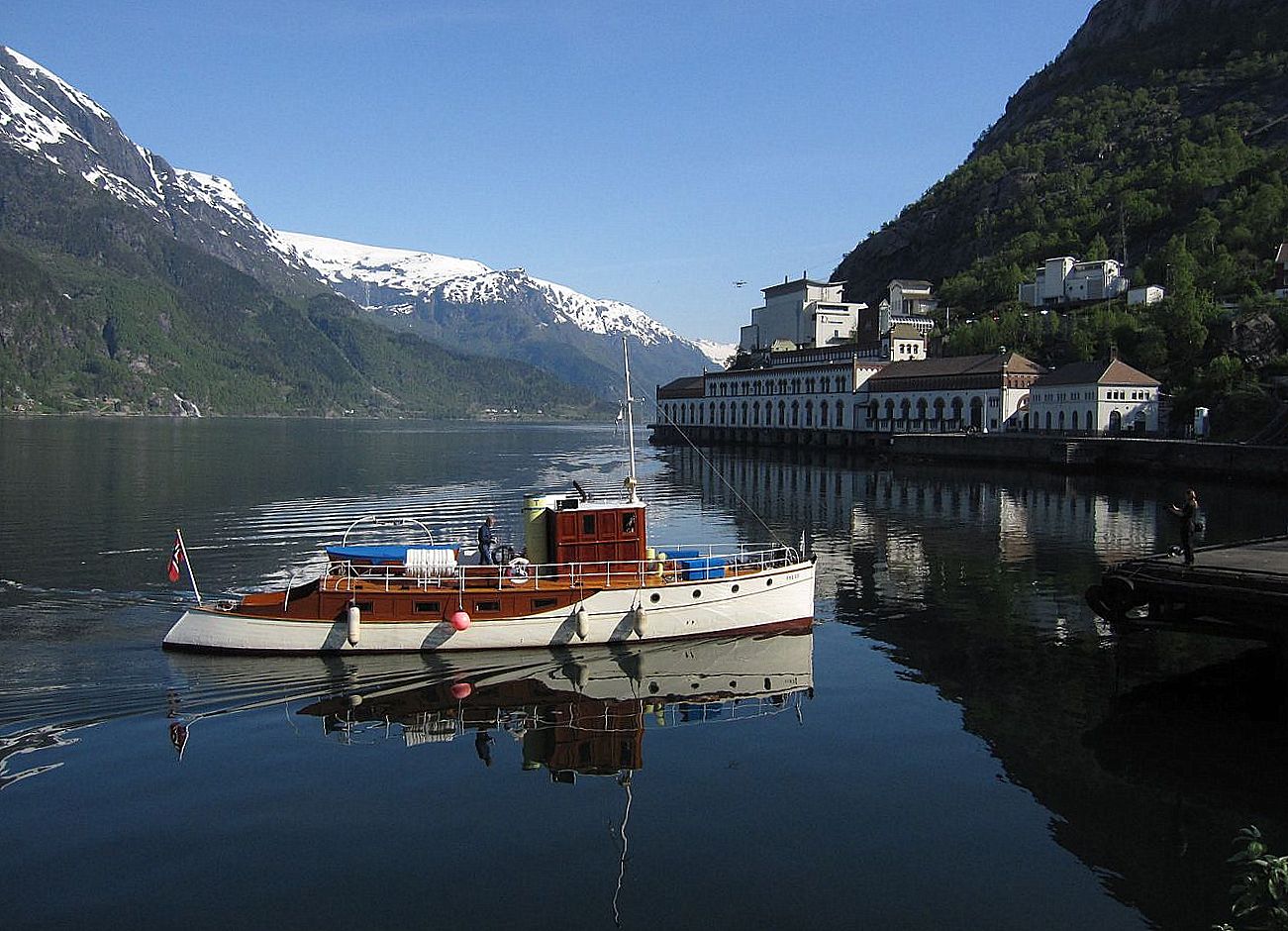 M/Y Tysso ved kai i Tyssedal. - ©  www.opplevodda.com